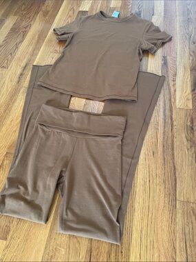 SKIMS Two-Piece Brown Lounge Set - Short Sleeve Top & Wide Leg Pants